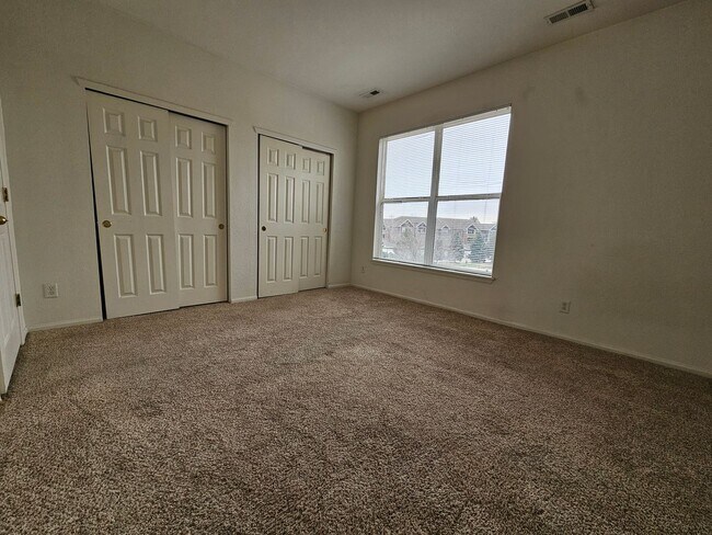 Building Photo - Awesome Aurora Top Floor 2 Bed 2 Bath Cond...