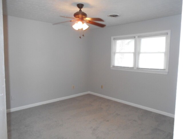 Building Photo - 2 bedroom townhome located one mile to the...