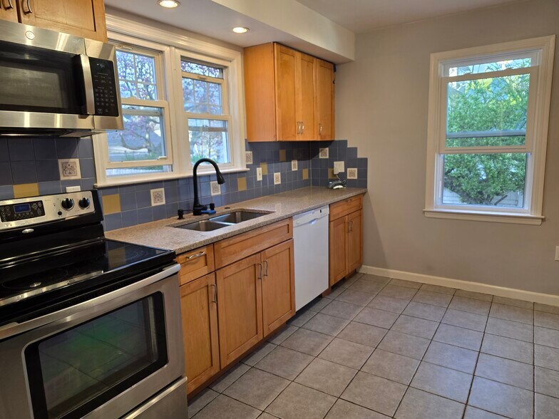 Building Photo - 13 Madison Pl