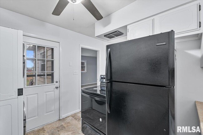 Building Photo - 925 2nd Ave E