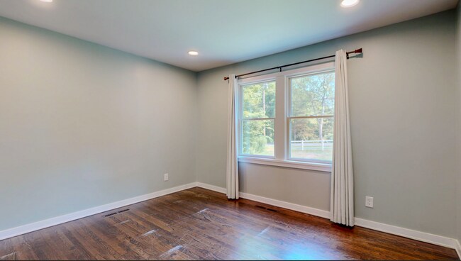Building Photo - Updated Cape-Style Home Near Sherwood & Si...