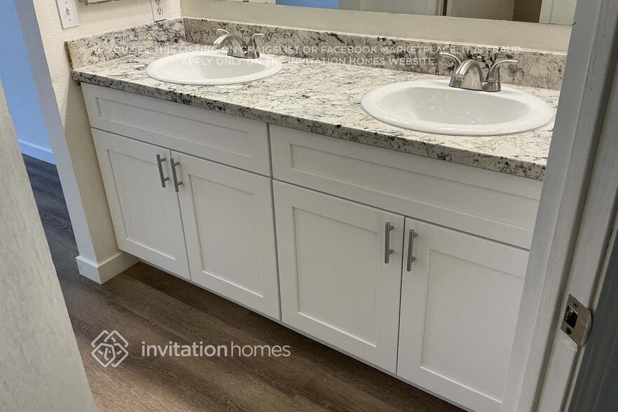 Building Photo - 921 S Val Vista Dr