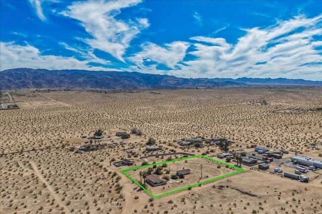 Building Photo - 2 Bedroom Home on 1.8 Acre Lot