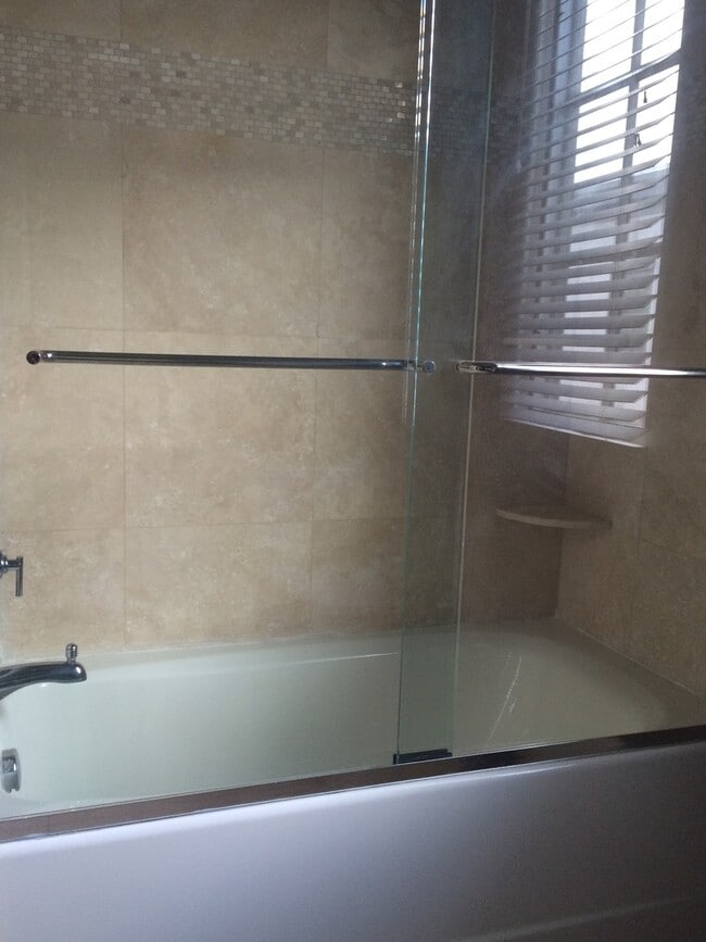 Building Photo - Luxury Unit in Trendy Midtown, Off-Street Parking, Walk to Upper King!