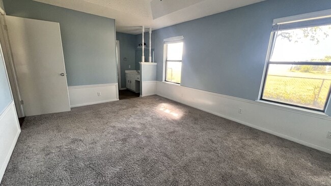 Building Photo - Three Bedroom Cozy Home Recently Remodeled!