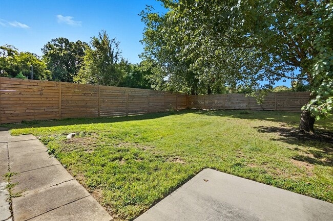 Building Photo - Beautifully Renovated 3-Bedroom with Fence...