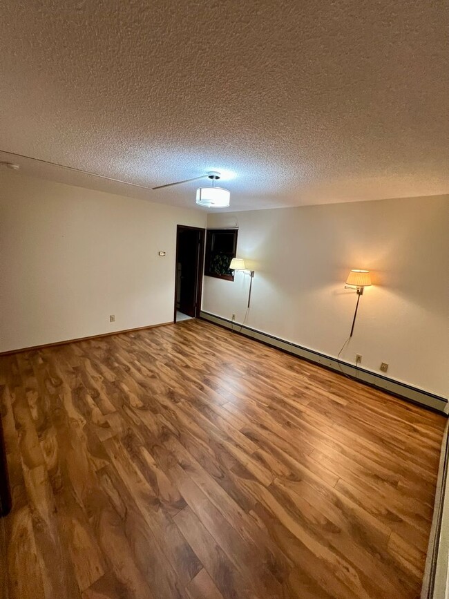 Building Photo - Home for Rent / Heat Included / Pet Friendly