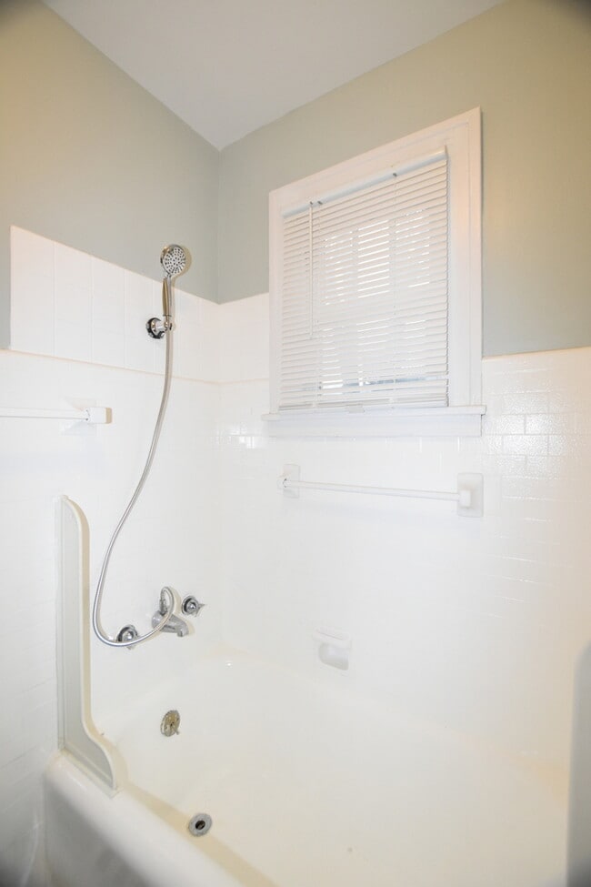 Building Photo - 426 N Lake St