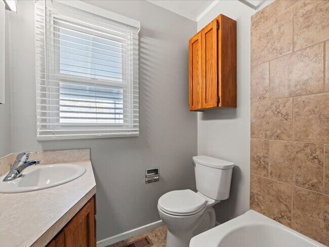 Building Photo - 1006 Van Giesen St