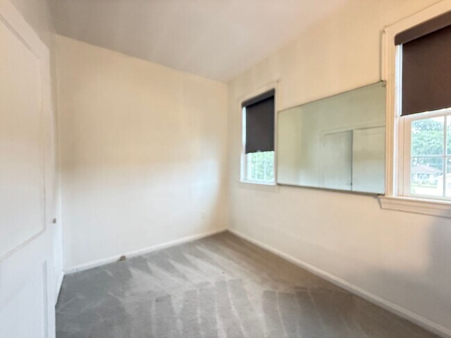 Building Photo - 305 4th Ave