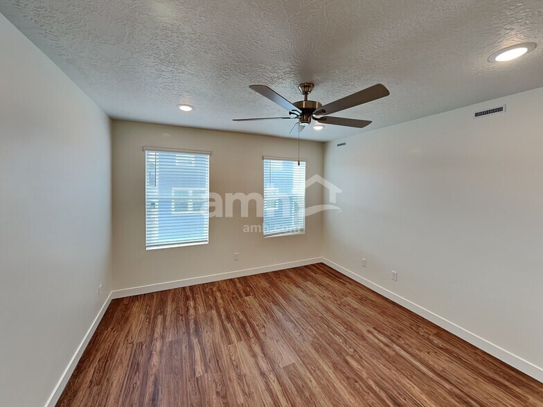 Building Photo - 1232 W Mahogany St