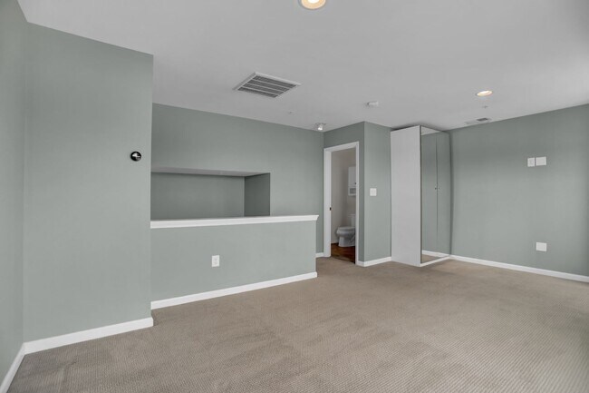 Building Photo - Stunning Townhome with Water Views!