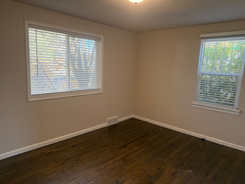 Building Photo - 1920 Xanthia St