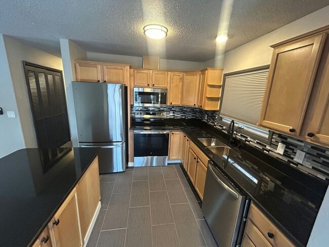 Building Photo - 2011 Salem Ct