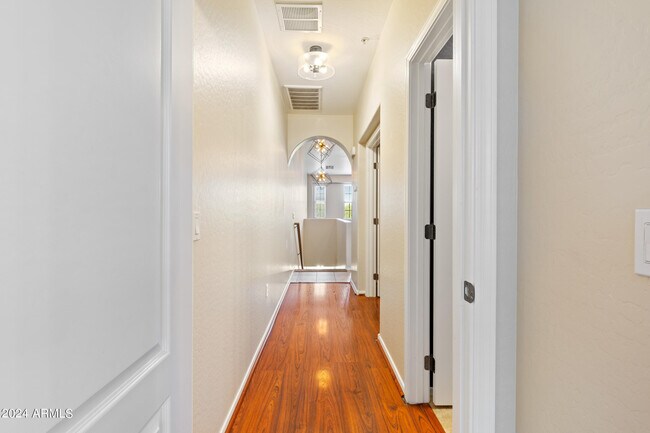 Building Photo - 2256 E Huntington Dr