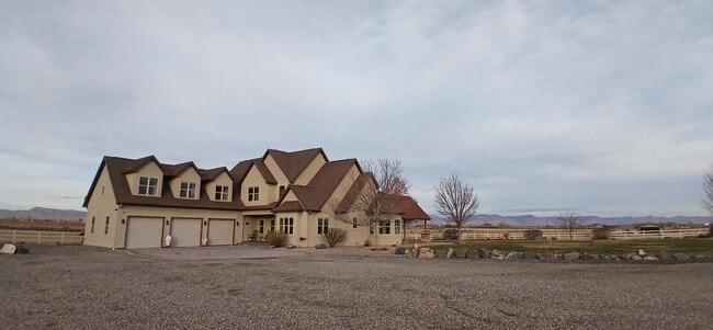 Building Photo - 1516-1513 13 Rd