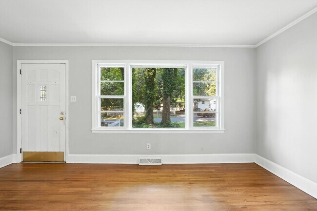 Building Photo - Charming Brick Ranch in Popular Oakhurst