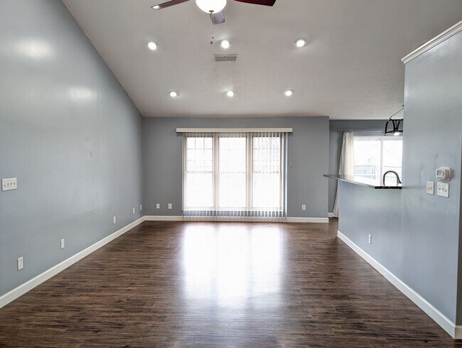 Building Photo - AVAILABLE 1/1/2026- 3 Bedroom / 2 Full Bath Home in Englewood!