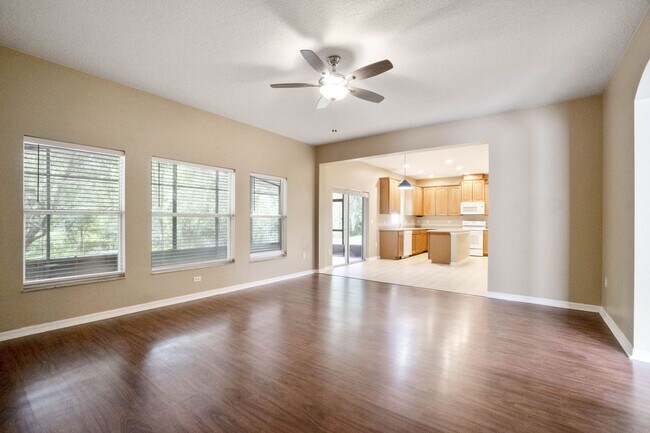 Building Photo - Spacious 4/3 House With 3-Car Garage In Th...
