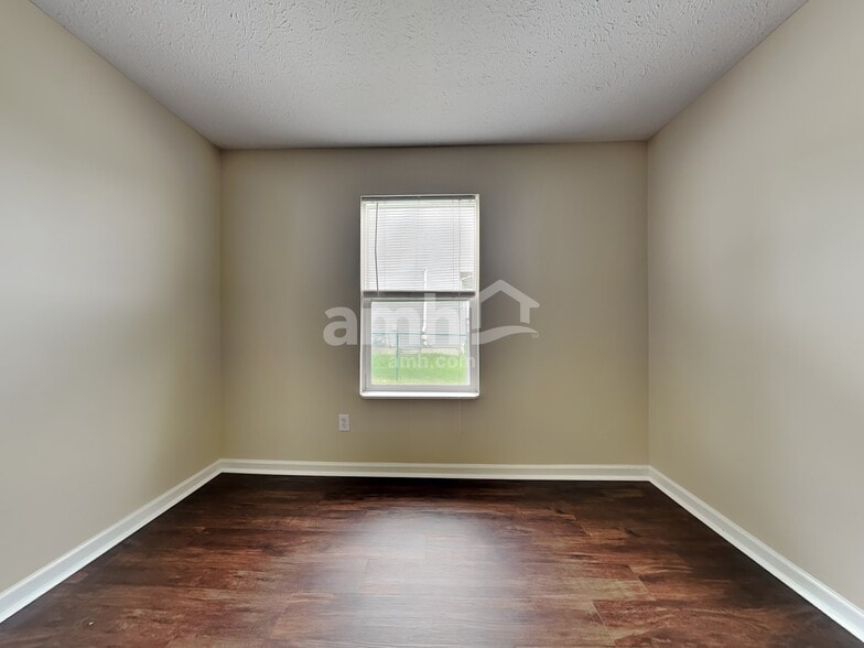 Building Photo - 3201 Creekshore Dr