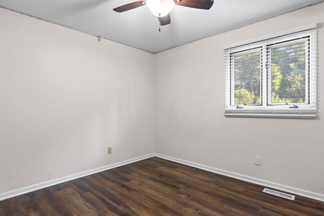 Building Photo - Convenient 2-Bedroom Townhome Near Forsyth...