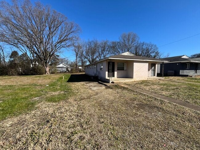 Building Photo - Charming 3-Bedroom Duplex Near CHI Memoria...
