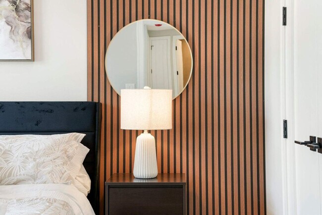 Building Photo - 2344 W Polk St