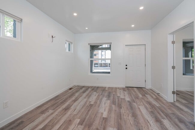 Building Photo - 5 bed 2 bath renovated home