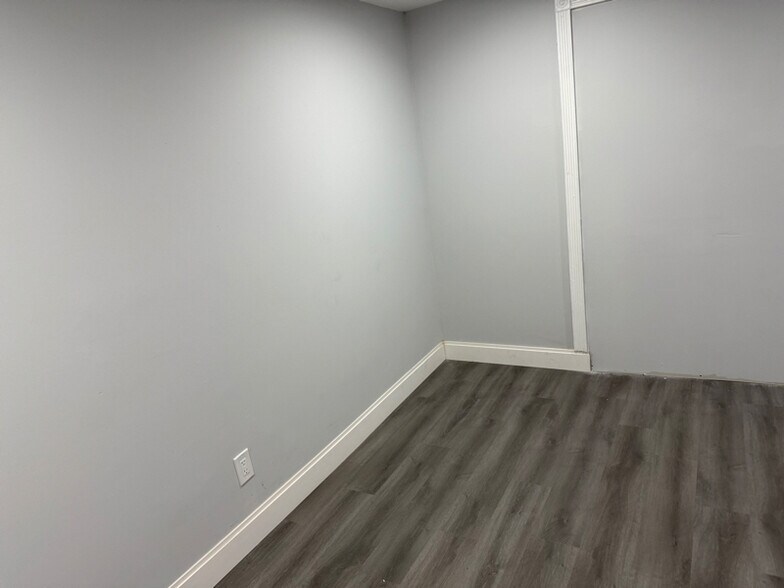 Building Photo - 330 Suter Rd