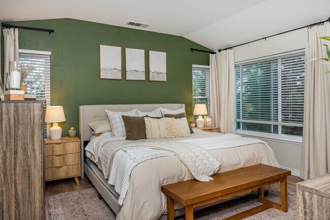 Building Photo - 1954 Bristol St