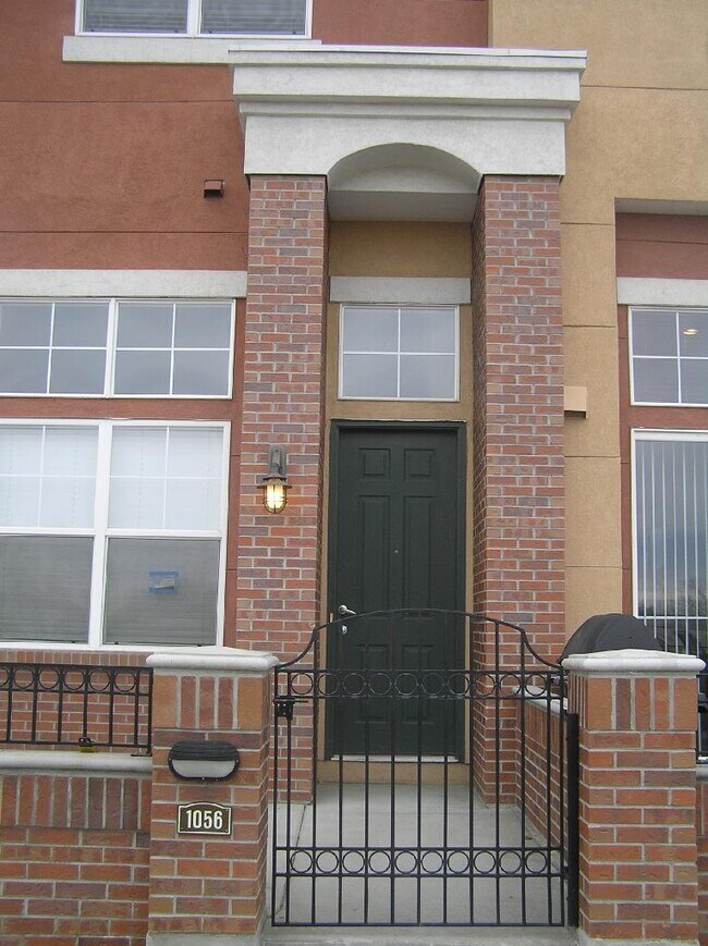 Building Photo - 2BR/2.5BA High-End Townhome with Attached ...
