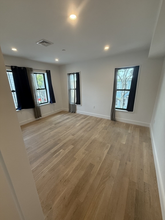 Building Photo - 631 Saratoga St