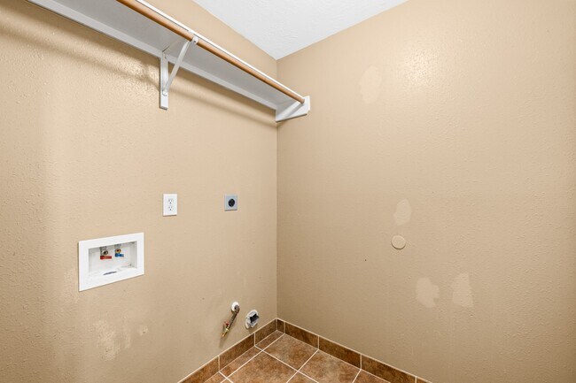 Building Photo - 12130 La Salle Oaks