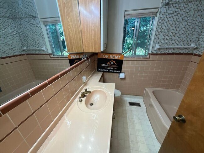 Building Photo - 4 bdrm 3 bth plus a Den/office Home 2 Car ...