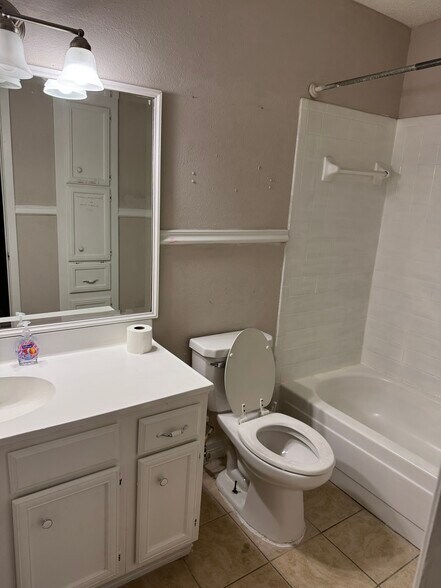 Building Photo - 3923 Tanglewilde St