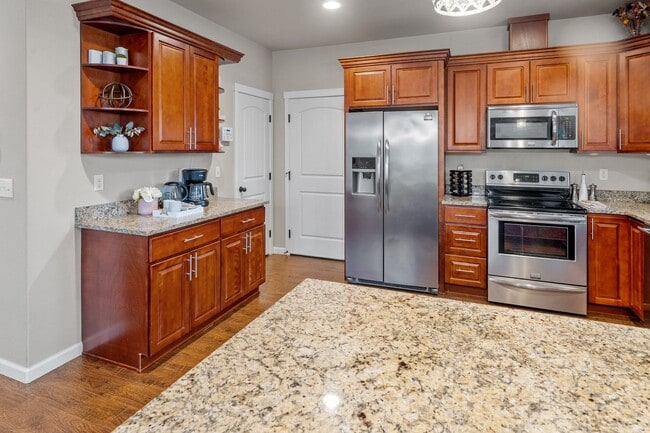 Building Photo - Central Tacoma home - 3 bedroom 2.5 bathroom with 2 Car garage and nice yard - Available May 2026.