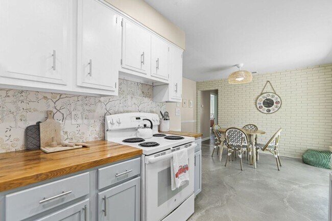Building Photo - 3 Bedroom Furnished in Oldham County