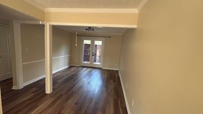 Building Photo - 5011 Meadow Ln