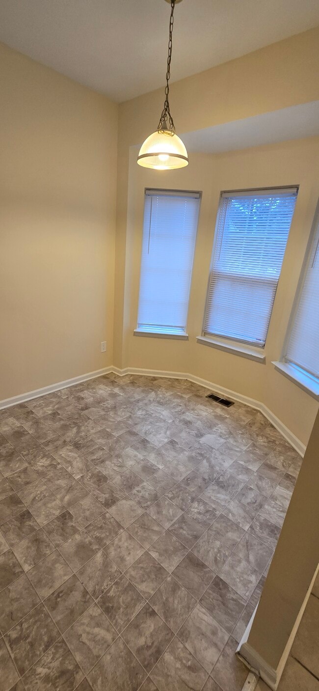 Building Photo - 1240 University Dr