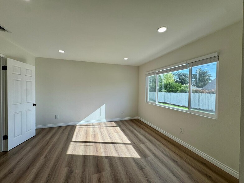 Building Photo - 251 E Heather St