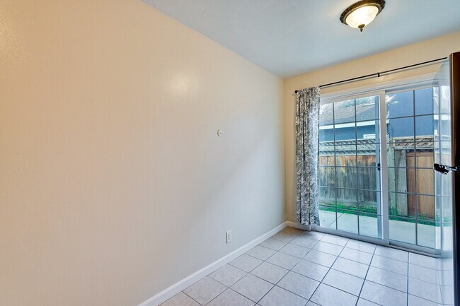 Building Photo - Conveniently located 2BR/1.5BA townhome style duplex unit in Sunnyvale