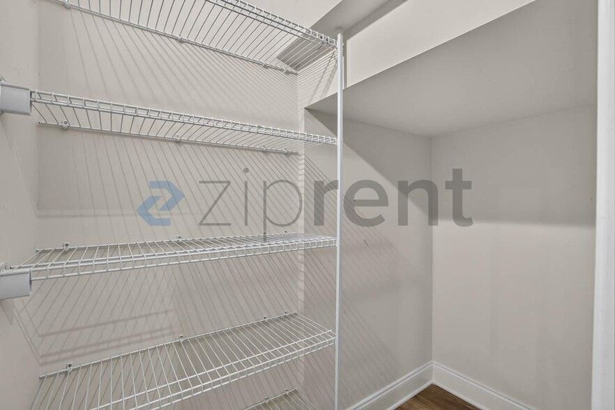 Building Photo - Unit