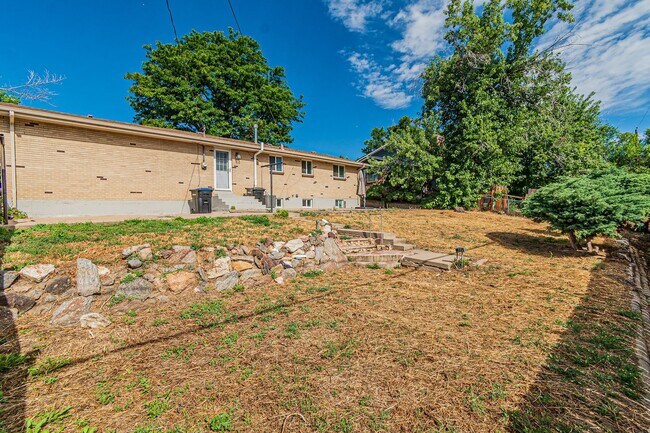 Building Photo - Charming 3BD, 2BA Arvada Home with 2-Car Garage and Yard
