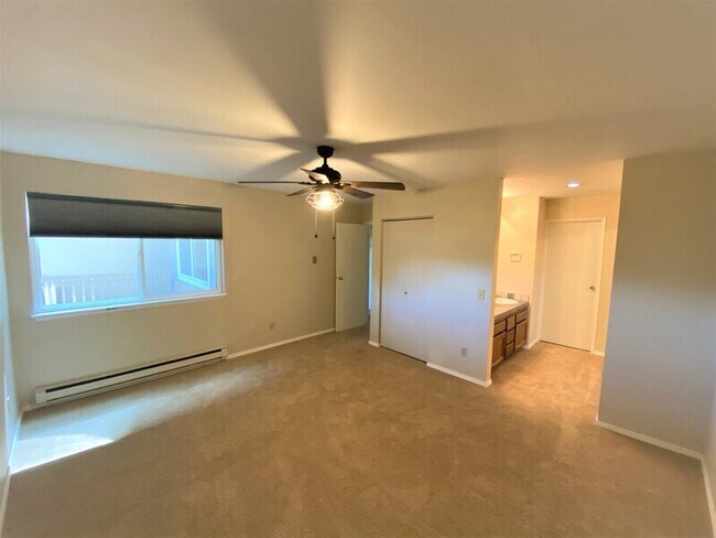Building Photo - 9715 NE Juanita Dr