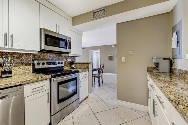 Building Photo - 6039 Collins Ave