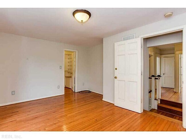 Building Photo - LARCHMONT