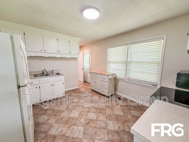Building Photo - 910 Holloman St