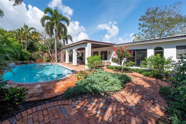 Building Photo - 2600 Yacht Club Blvd