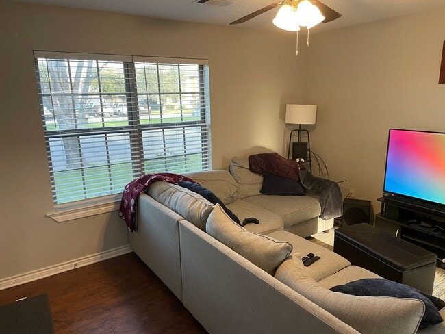 Building Photo - AUGUST PRE-LEASE!!!  Spacious 3 Bedroom 3 ...