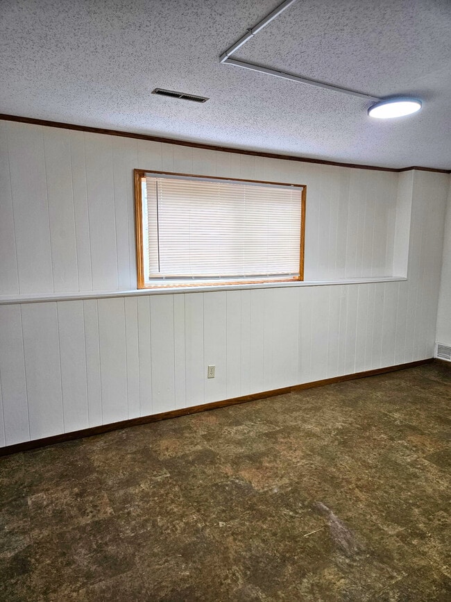 Building Photo - 705 Willow Run St